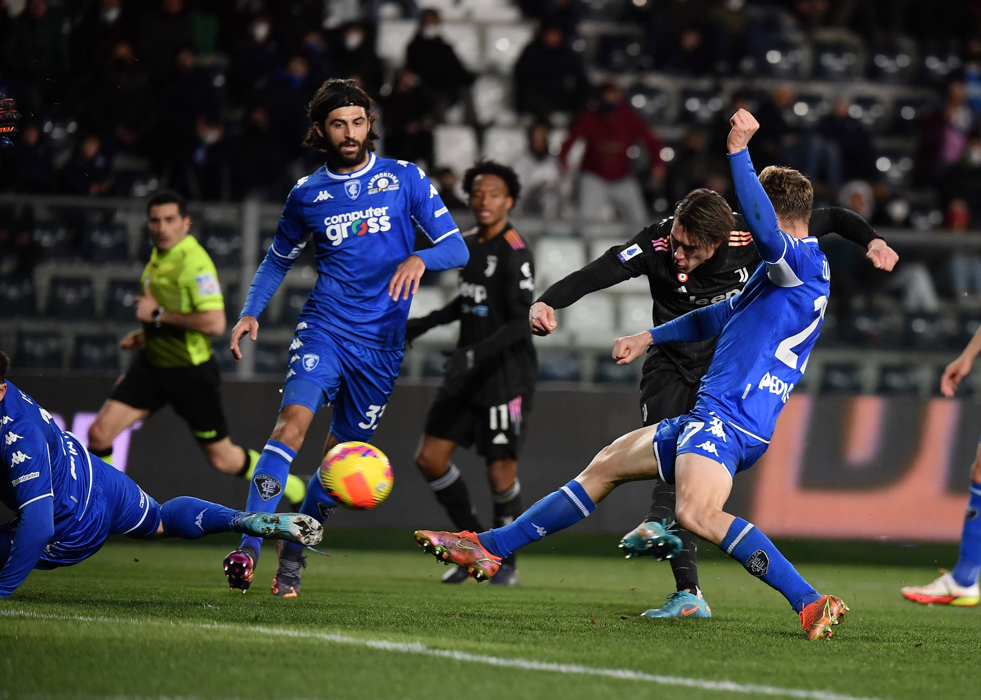 英超决赛震撼开打，巅峰对决引爆全场