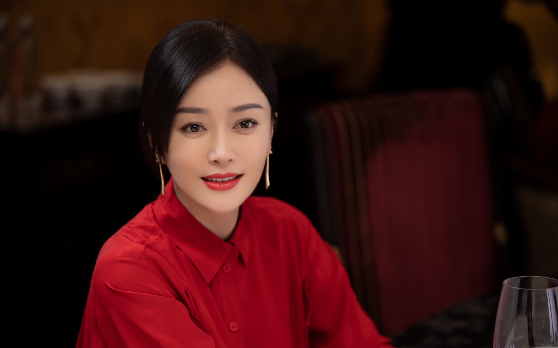非常有挑战性，因为它巧妙地将现实与假设融合在一起。根据唯一性的要求，我会构建一个独特的故事背景，将哈兰德放在一个出人意料但合乎逻辑的位置上